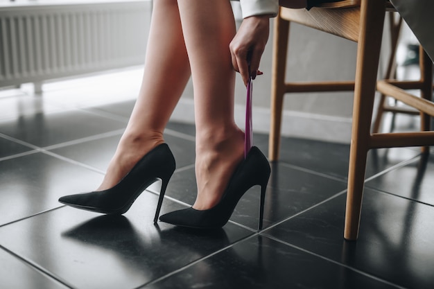 La ragazza indossa scarpe tacchi alti