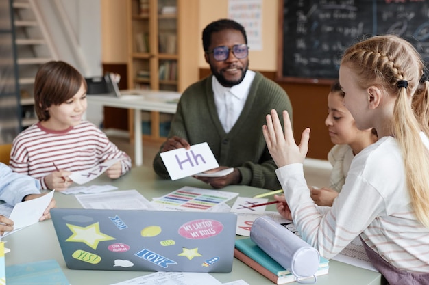 Photo girl raising hand in english class