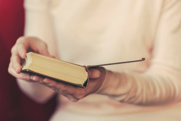 Foto libro di lettura della ragazza, libro aperto della holding della donna