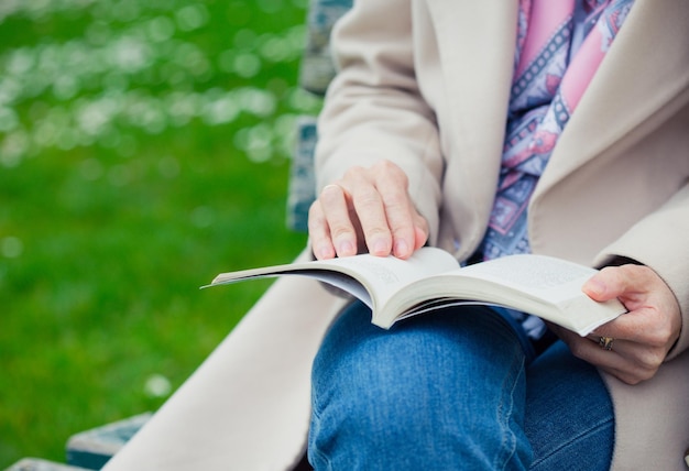 写真 女の子はベンチで読む