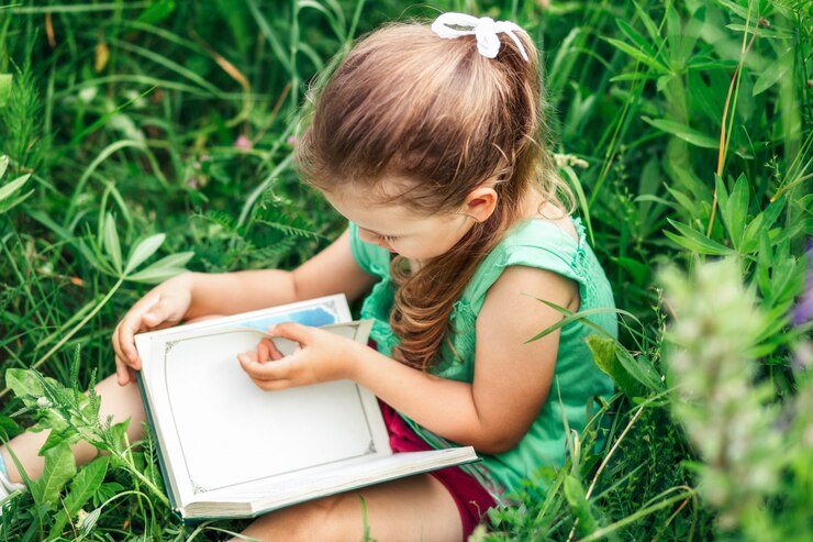 女の子は夏に自然の中で本を読みます