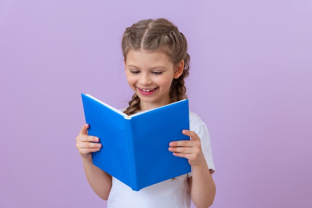 女の子は本当に面白い本を読むのが好きです。