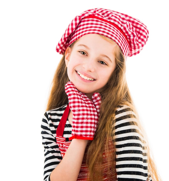Девушка в красном фартуке и перчатке для выпечки