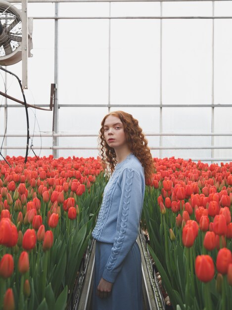 Девушка между красными тюльпанами