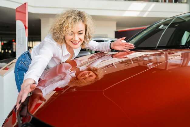 La ragazza esulta per l'acquisto di un'auto nuova