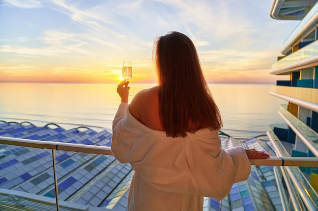 Photo girl resting in a hotel resort with glass of champagne