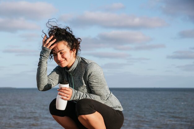 Photo girl resting while training outside