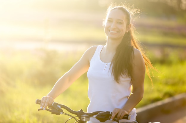 笑顔の自転車に乗って女の子