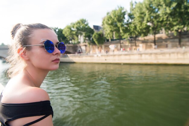 프랑스 파리에서 강둑에 소녀입니다.