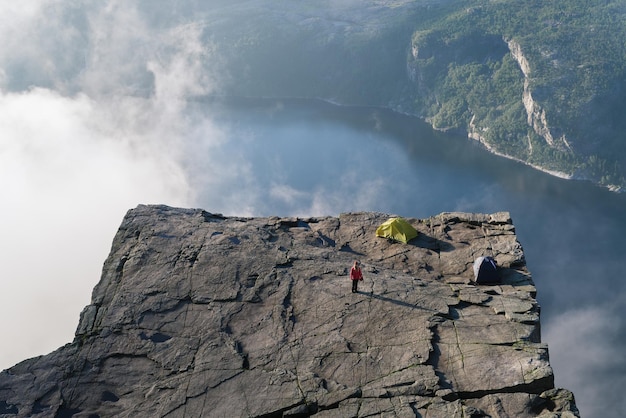 바위 위의 소녀 Preikestolen 노르웨이