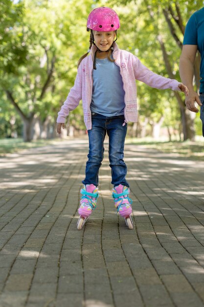 公園でローラースケートの女の子