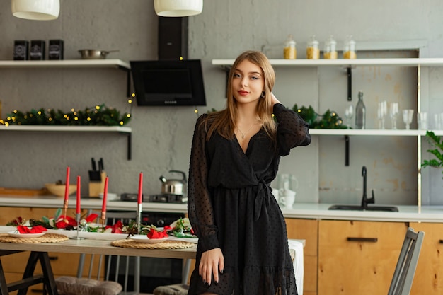 Photo girl in a room with christmas decorations