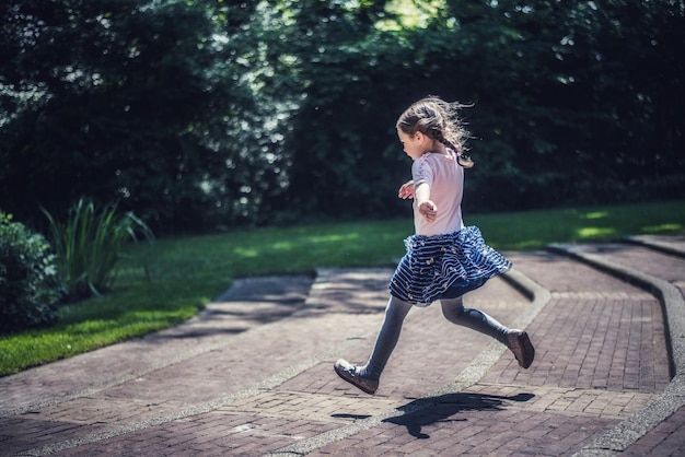 写真 外で広い階段を下りて走る女の子