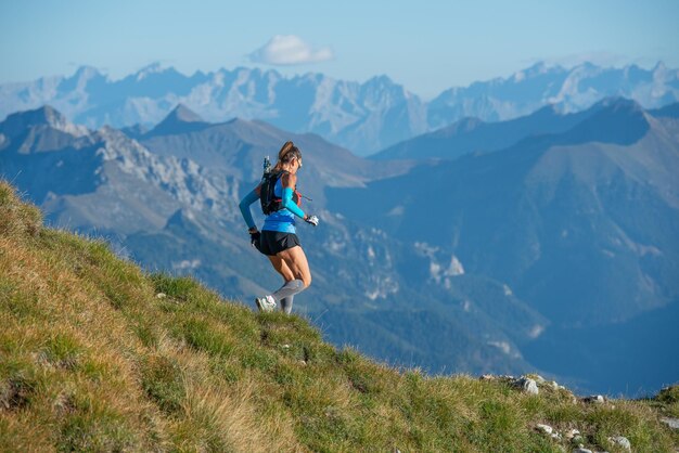 Foto ragazza che corre sulle cime delle montagne