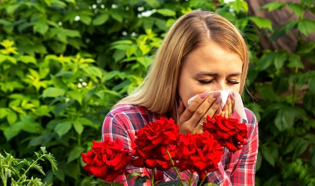 花に対する少女のアレルギー。自然。セレクティブフォーカス