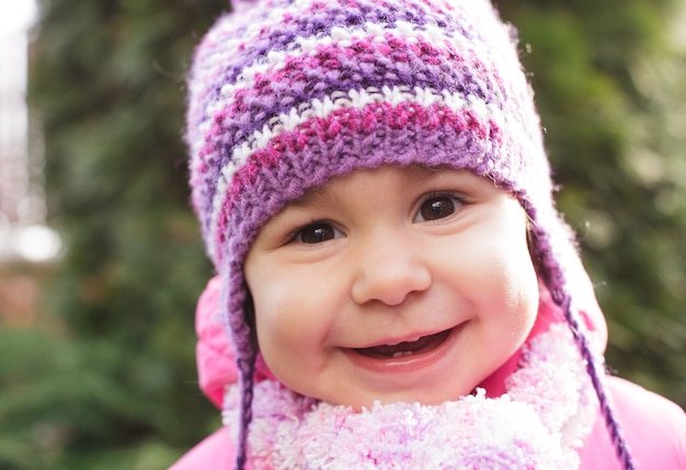 Fronte della ragazza con il primo piano sveglio di sorriso, all'aperto