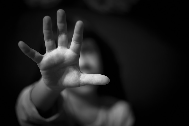 Photo a girl's hand in the dark