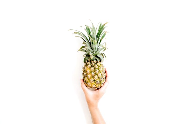 Girl's hand met ananas.