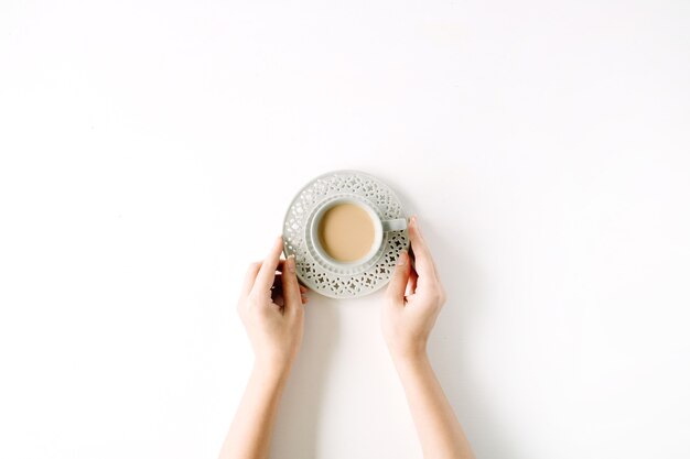 Girl's handen met koffiekopje.