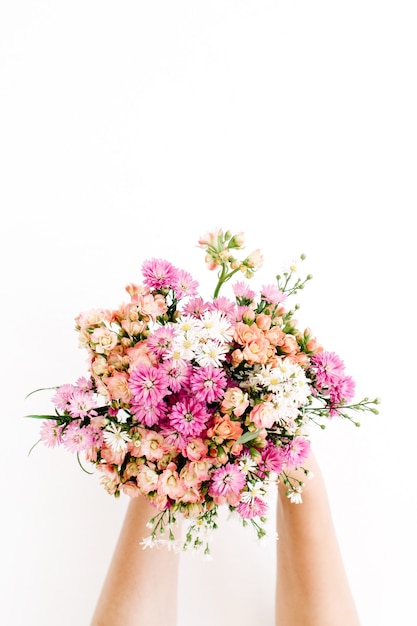 Girl's handen met wilde bloemen boeket op wit