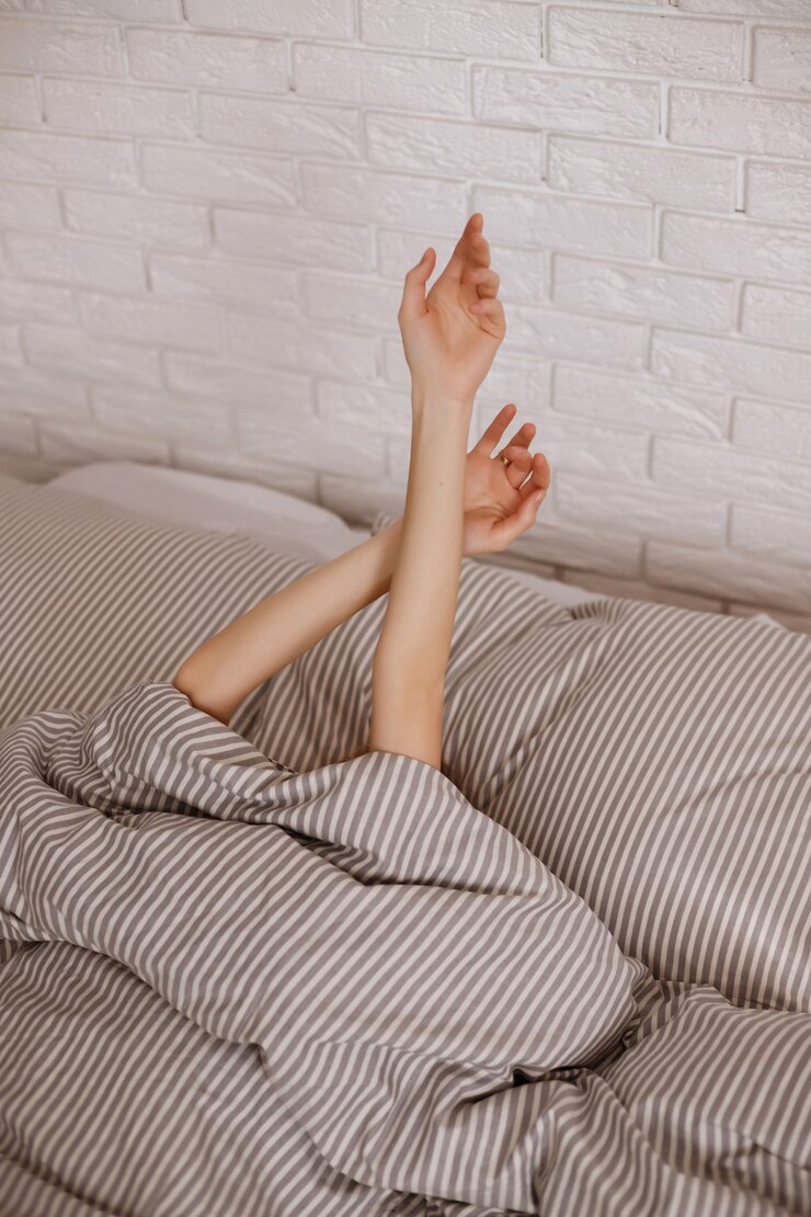 덮개 아래에서 여자의 손입니다. 아침