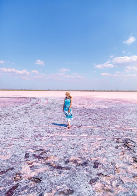 Foto una ragazza su un lago rosa salato