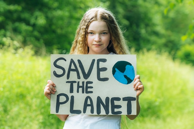 Foto ragazza salva il pianeta poster ragazzo volontario inquinamento riciclaggio rifiuti problema ambientale zero rifiuti