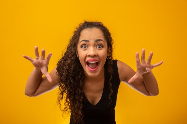 Foto ragazza ti spaventa con le mani.