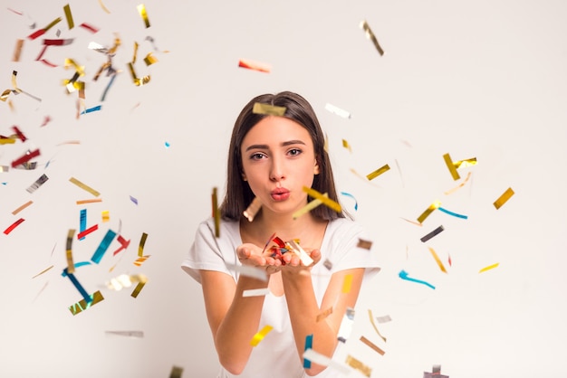 Photo girl scatters a serpentine