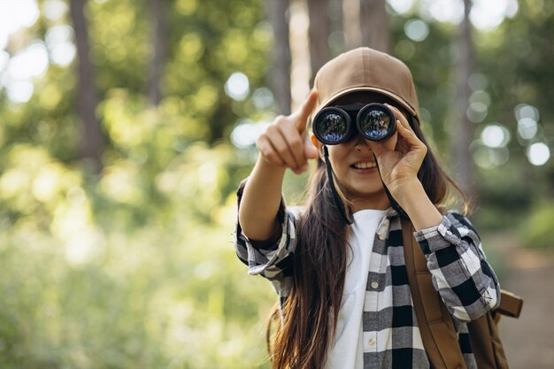 Photo girl scout travelling in the woods