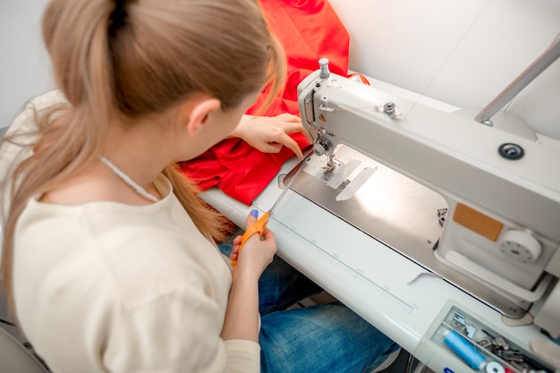 写真 ミシンで縫う少女仕立て屋