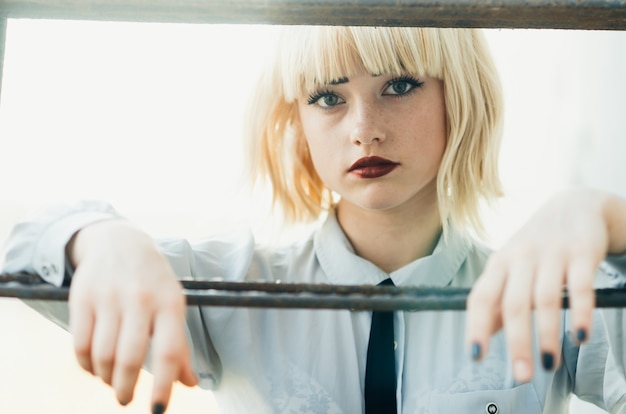 Foto ragazza in camicia e cravatta con la natura, in posa, audace e audace