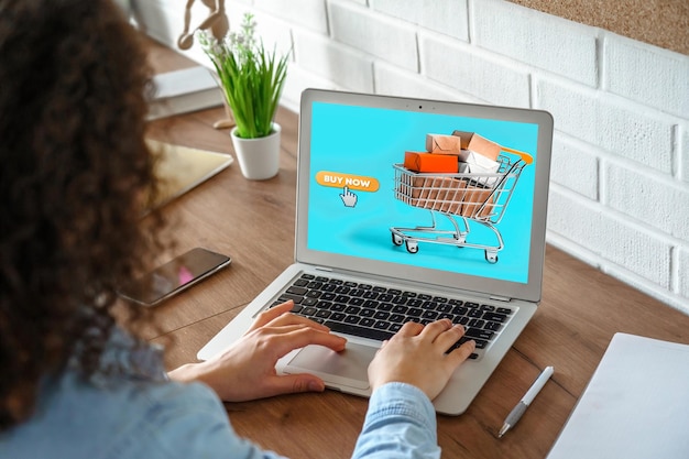 실내 인터넷 상점 개념에 앉아 노트북 컴퓨터를 사용하여 온라인 쇼핑을 하는 소녀