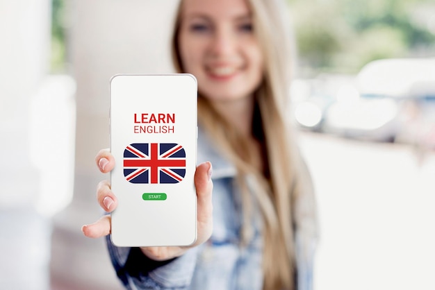 Foto ragazza che mostra smart phone con online imparare il concetto di inglese sullo schermo