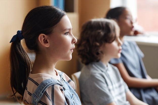 Foto ragazza che canta una canzone in classe di musica