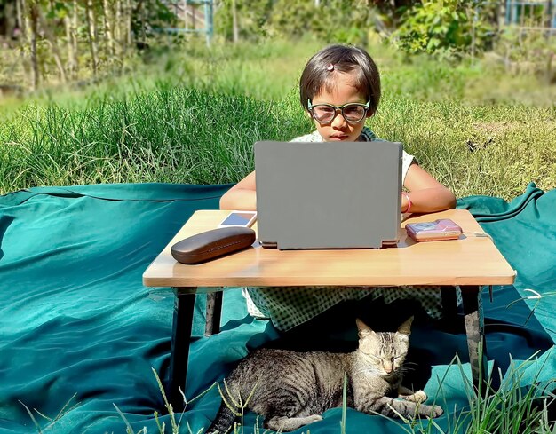 Photo girl sitting on chair in park