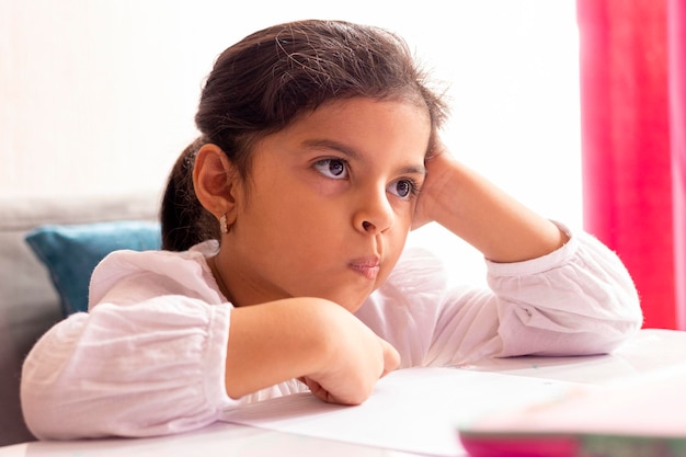 Photo girl sitting at desk