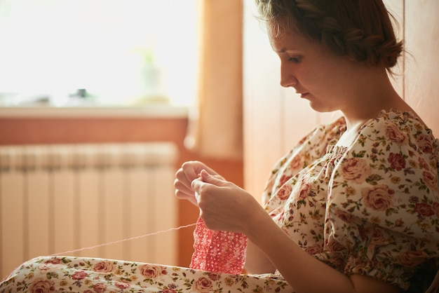 Foto ragazza seduta a maglia prodotto fatto a mano