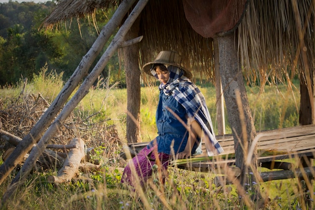 Photo girl sitting under shed at farm