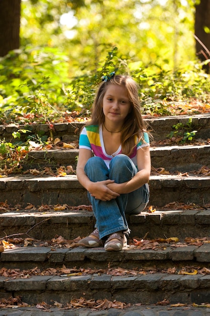 Ragazza seduta su una scala