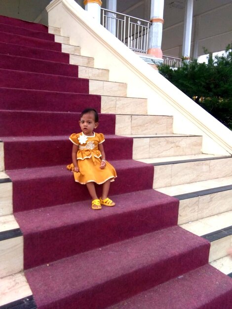 Photo girl sitting on steps