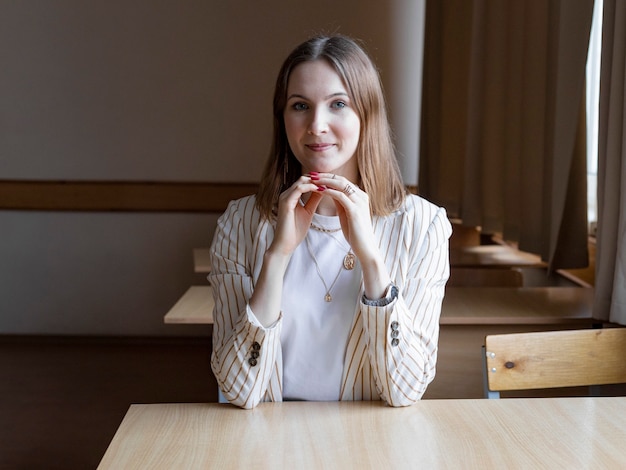 Ragazza seduta al tavolo in classe