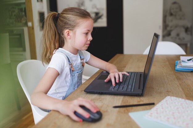 Photo girl sitting on table at home