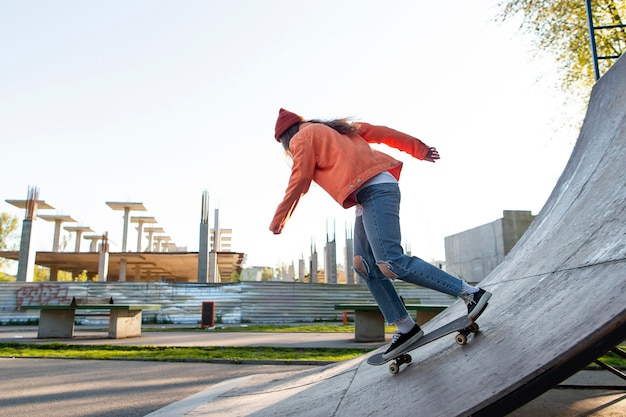 Photo girl skating on ramp  full shot