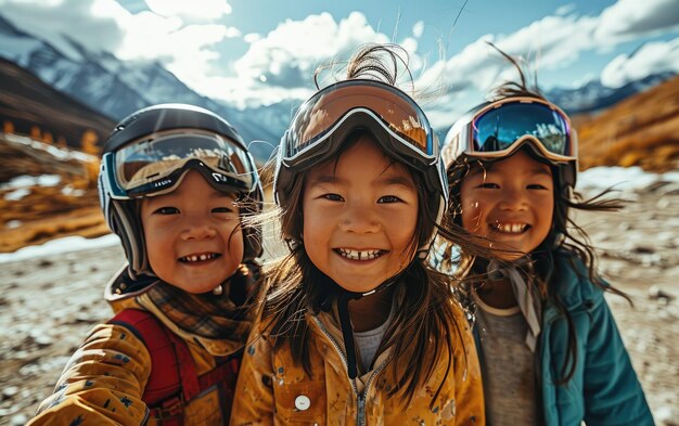 雪山でスキーゴーグルとスキーヘルメットを着た女の子と友達のスキー選手