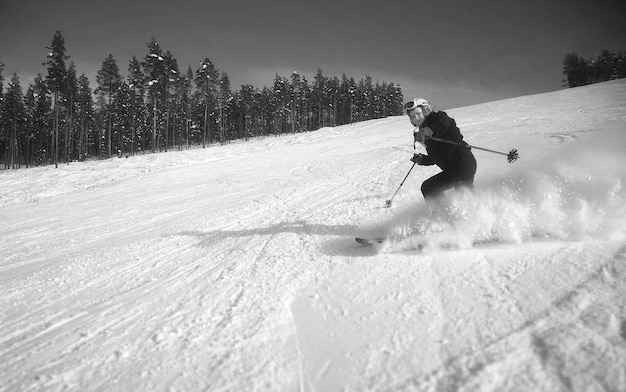 写真 空に逆らって雪の野原でスキーをしている女の子