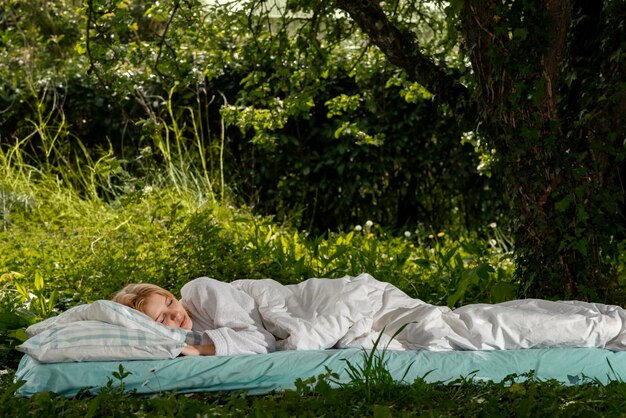 庭で屋外で寝ている女の子