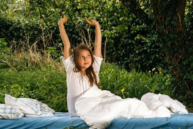 Ragazza che dorme all'aperto in giardino