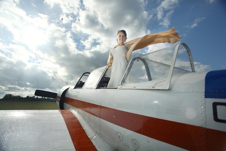 Photo 小さな飛行機に乗った女の子