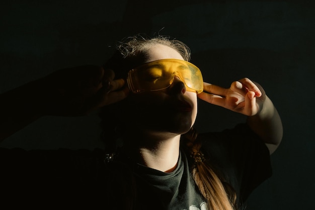 スマートな黄色のメガネをかけた女の子 仮想現実のメガネ 雰囲気のあるファッション写真